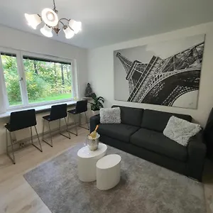 Apartment Close To The Metro And The Beach!!! With A View Of The Scandinavian Forest, Stockholm